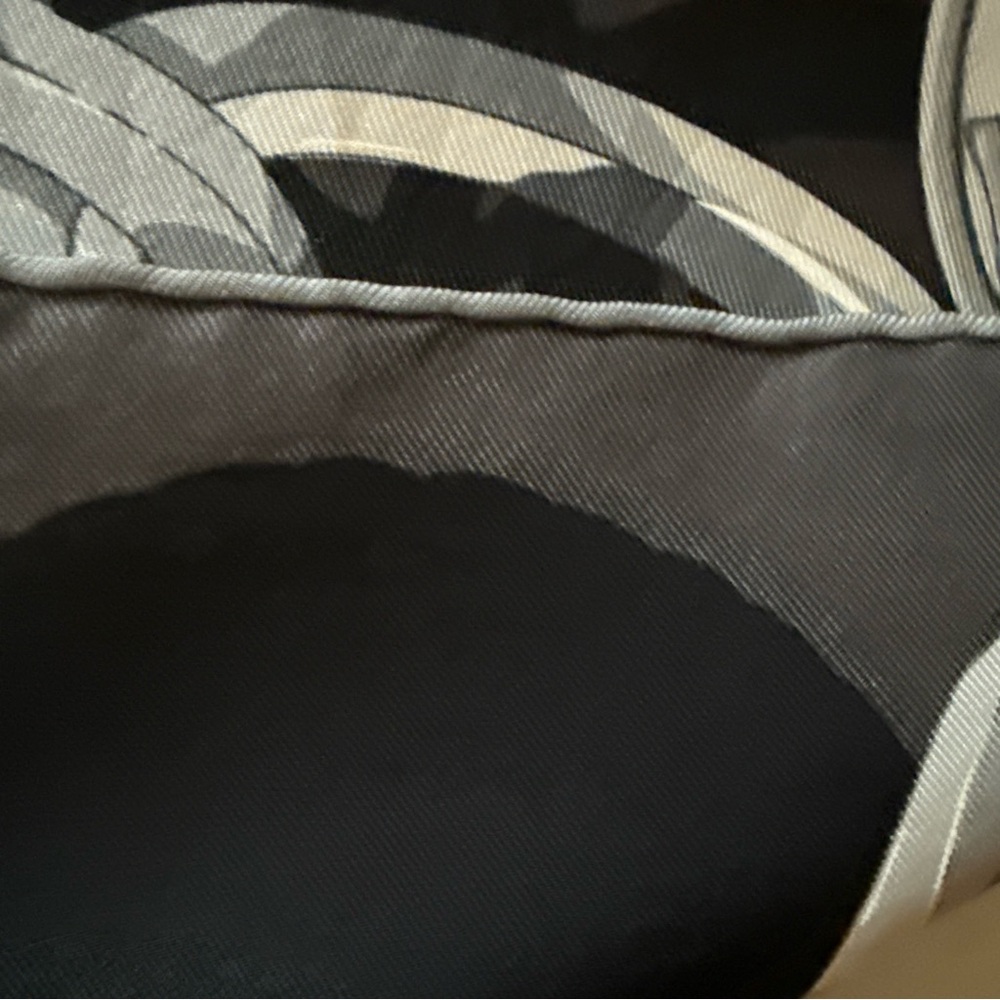 Gucci Dark Gray and Silver Chain Pattern Scarf - Picture 13 of 14